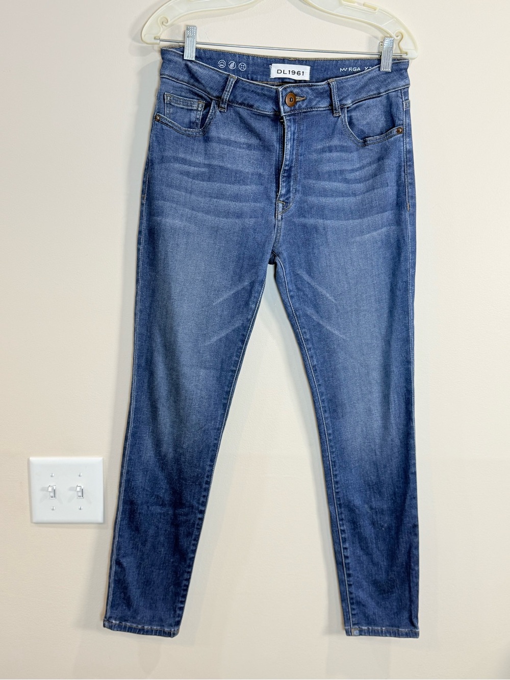 🔥NWOT DL1961 Women’s Mid Blue Straight Jeans size 31 🔥